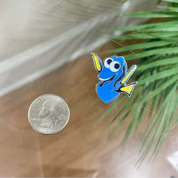 Finding Nemo Dory enamel pin Disney fish ocean aquarium the little mermaid - Picture 4 of 5